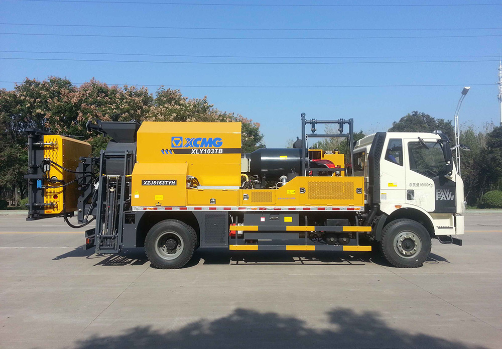靈川XLY103TB 瀝青路面養(yǎng)護(hù)車(chē)